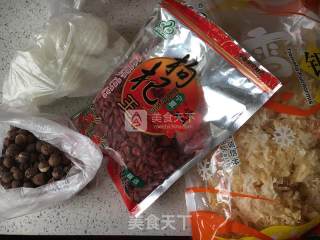 银耳莲子羹的做法步骤：1