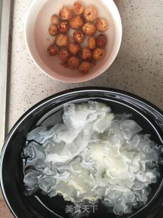 银耳莲子羹的做法步骤：2