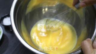 香葱鸡蛋卷--灵动美食/口感可以和厚烧蛋媲美的料理的做法步骤：2
