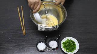 香葱鸡蛋卷--灵动美食/口感可以和厚烧蛋媲美的料理的做法步骤：3