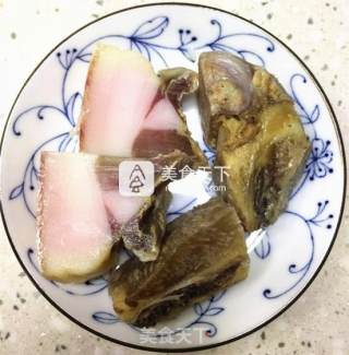 鲜掉眉毛的萝卜咸肉蹄膀汤的做法步骤：6