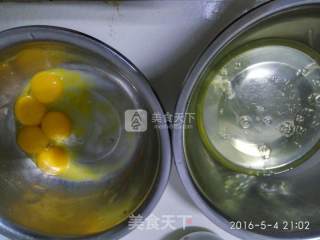抹茶戚风蛋糕的做法步骤：2