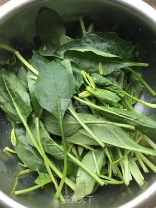 芝麻酱拌菠菜的做法步骤：1