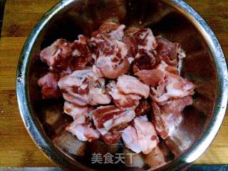 白萝卜排骨汤的做法步骤：1