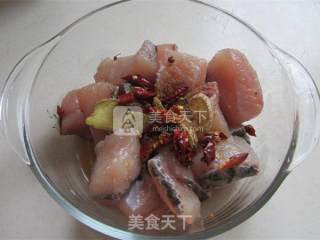 糖醋鱼块的做法步骤：1