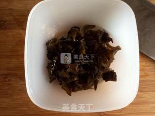 绿豆芽韭菜炒木耳的做法步骤：1