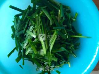 绿豆芽韭菜炒木耳的做法步骤：2