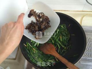 绿豆芽韭菜炒木耳的做法步骤：6