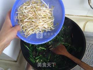 绿豆芽韭菜炒木耳的做法步骤：7