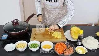 灵动美食/吃菠萝的季节之菠萝炒饭的做法步骤：1