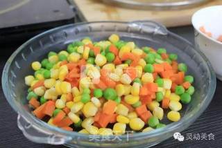 灵动美食/吃菠萝的季节之菠萝炒饭的做法步骤：3
