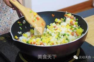 灵动美食/吃菠萝的季节之菠萝炒饭的做法步骤：5