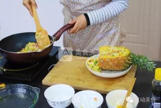 灵动美食/吃菠萝的季节之菠萝炒饭的做法步骤：6