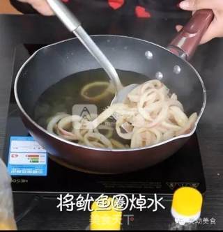灵动美食/一口就能拯救世界的香酥鱿鱼圈的做法步骤：2