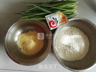 玉米面葱花饼的做法步骤：1