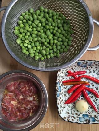 小米辣肉末炒豌豆的做法步骤：2