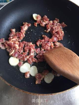 小米辣肉末炒豌豆的做法步骤：4