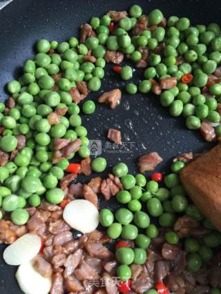 小米辣肉末炒豌豆的做法步骤：6