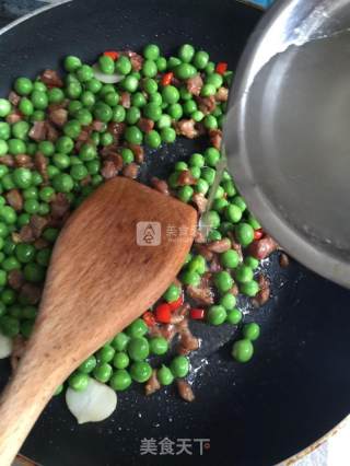 小米辣肉末炒豌豆的做法步骤：7