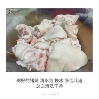焖猪蹄的做法步骤：1