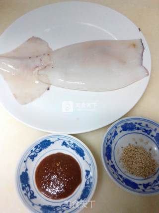 烤鱿鱼的做法步骤：1