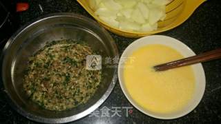 马蹄肉葱鸡蛋卷的做法步骤：3