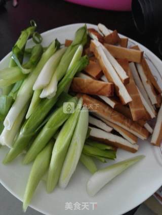 蒜香豆腐干肉片的做法步骤：2