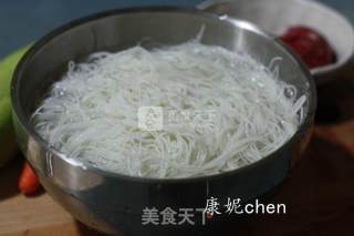牛肉炒米粉的做法步骤：1