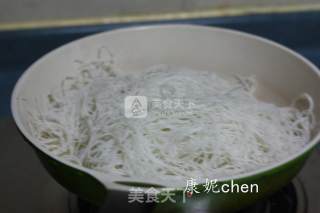 牛肉炒米粉的做法步骤：5