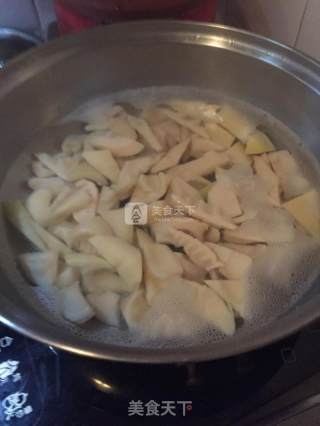 咸菜苦笋煲五花肉的做法步骤：1