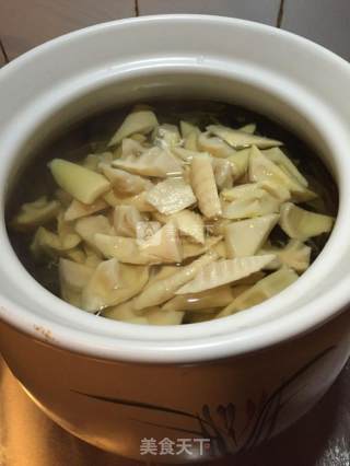 咸菜苦笋煲五花肉的做法步骤：2
