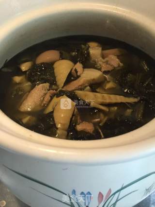 咸菜苦笋煲五花肉的做法步骤：4