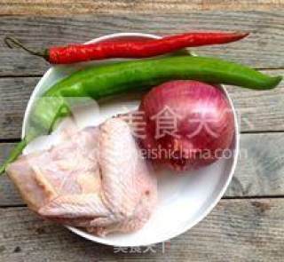 酸酸甜甜的爱-----菠萝炒鸡的做法步骤：1