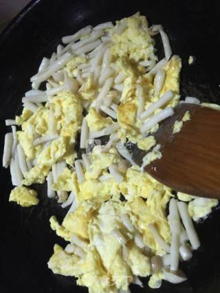海鲜菇炒鸡蛋的做法步骤：6