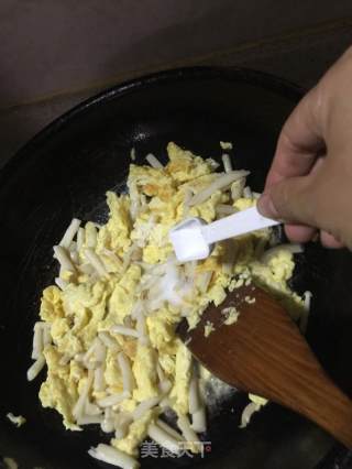 海鲜菇炒鸡蛋的做法步骤：8