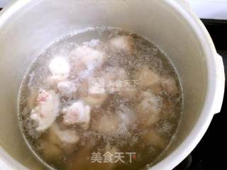 补充胶原蛋白的美容菜—冬菜蒸猪脚的做法步骤：1