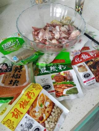 孜然香辣羊肉串的做法步骤：1
