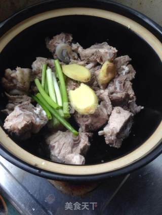 关于一锅排骨汤的做法步骤：3