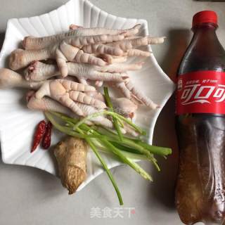 可乐酱油鸡爪的做法步骤：1