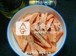 香烤黑椒红薯条的做法步骤：3