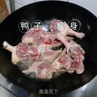 去腥香嫩红烧鸭的做法步骤：1
