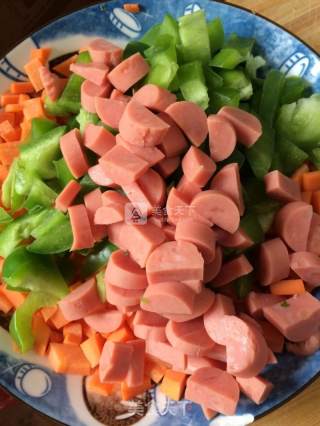 时蔬蛋炒饭的做法步骤：1