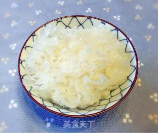 莲子银耳炖雪梨的做法步骤：2