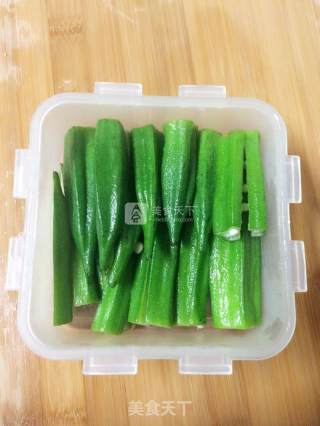 捞汁儿秋葵的做法步骤：1
