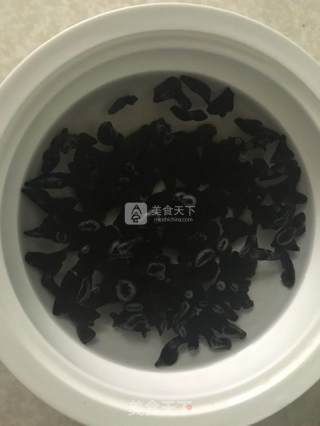 凉拌洋葱木耳的做法步骤：1