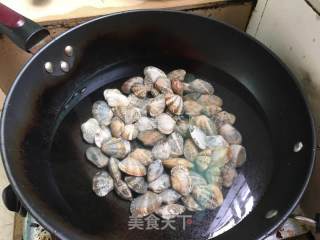 姜葱爆花甲的做法步骤：2