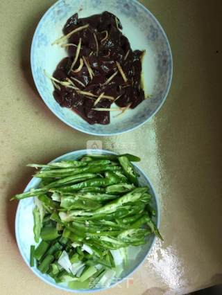 尖椒爆猪肝的做法步骤：1