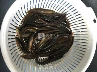 泥鳅茨实煲淮山的做法步骤：1