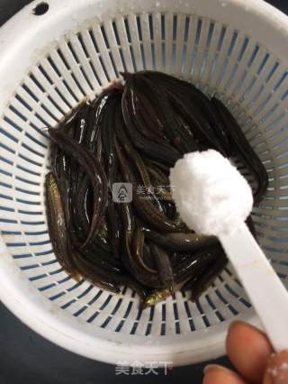 泥鳅茨实煲淮山的做法步骤：2