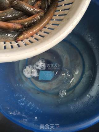 泥鳅茨实煲淮山的做法步骤：4